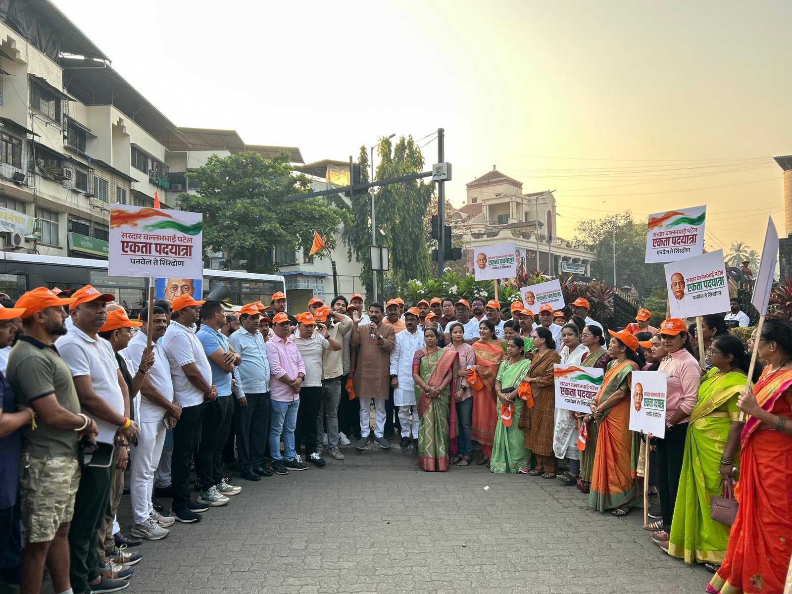 शिरढोण पदयात्रेत आमदार प्रशांत ठाकूर यांच्यासह मोठ्या संख्येने नागरिक व कार्यकर्त्यांचा सहभाग